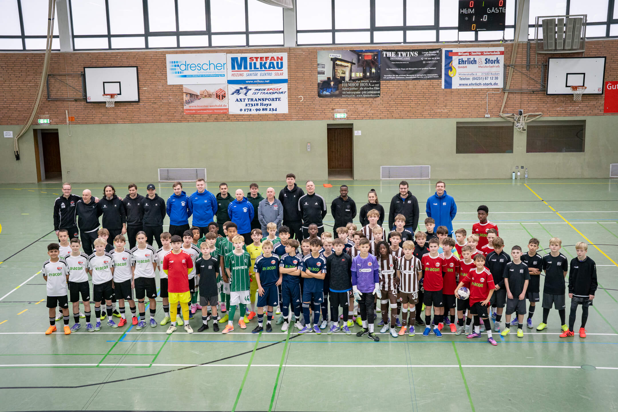 Gemeinsames Gruppenfoto der teilnehmenden Stützpunkte und Nachwuchsleistungszentren in der Sporthalle Hoya