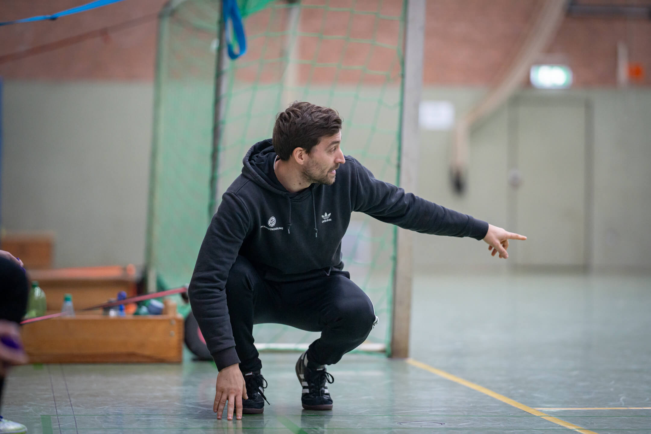 Trainer Kai Rätzel gibt während des Turniers taktische Hinweise an die Auswechselspieler
