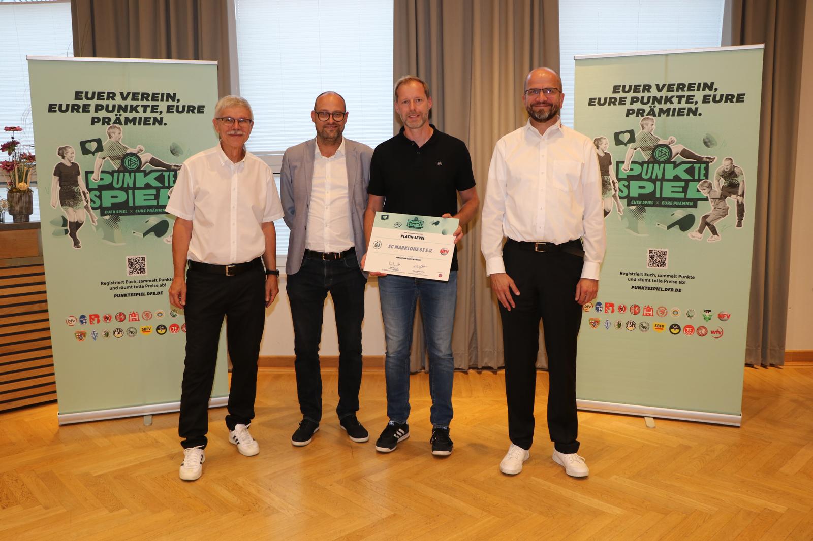 Übergabe Urkunde an den SC Marklohe