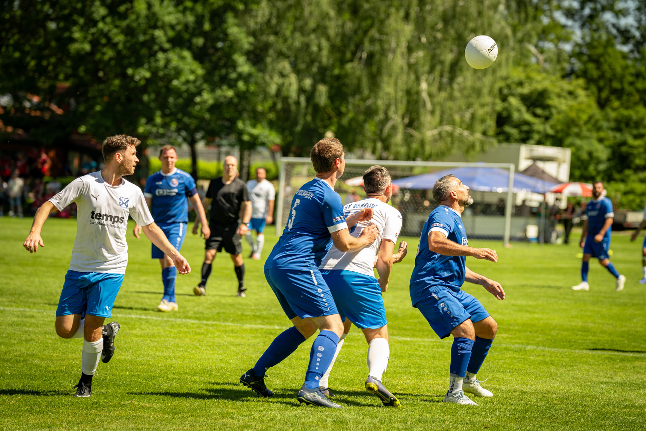 hoher Ball und beide bereit zum Kopfball zu gehen