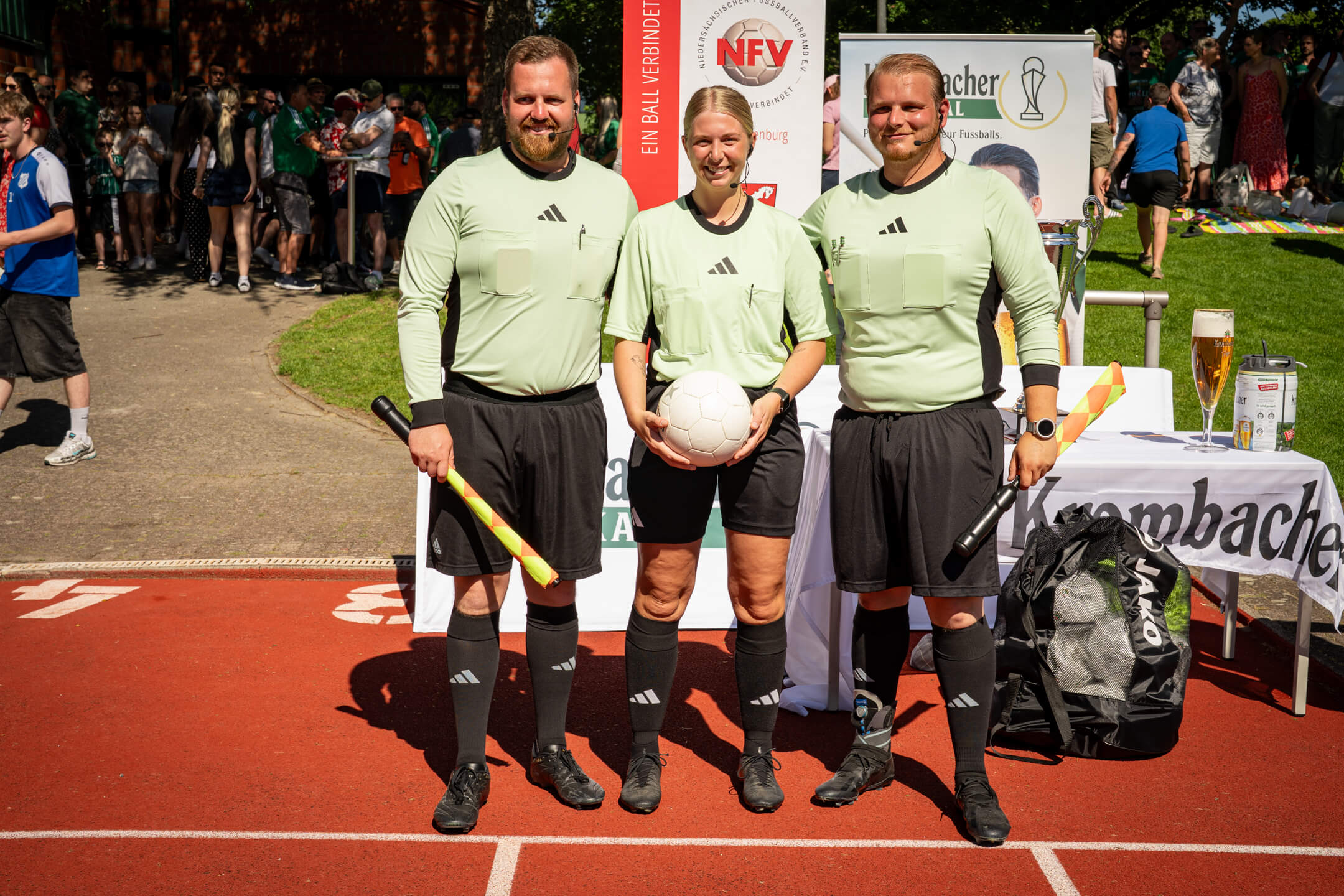 Die Schiedsrichter des Frauen Pokalfinals