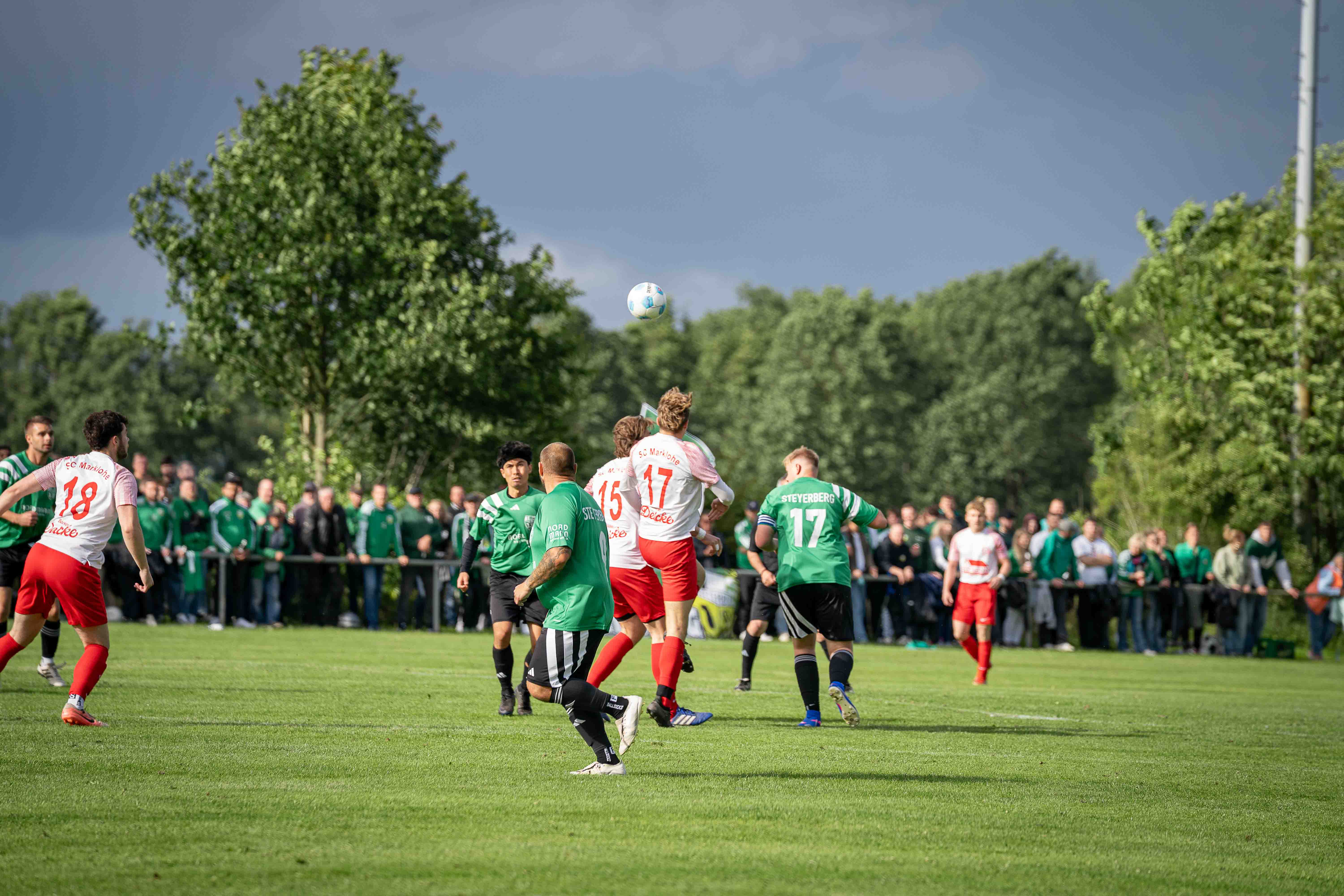 Kopfballduell beim Kreispokal Herren II